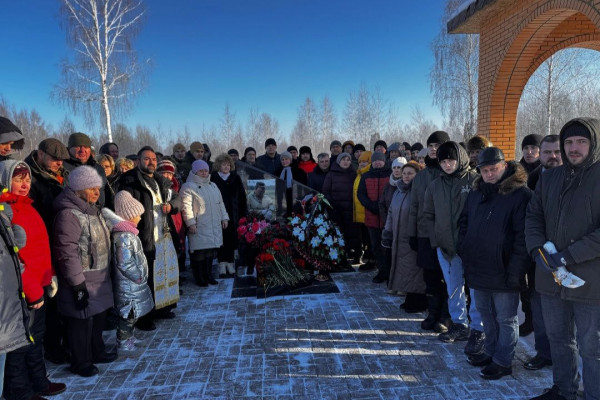 В Рославле открыли памятник основателю поискового движения на Смоленщине Игорю Жарынцеву