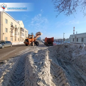 Смоленскавтодор продолжает убирать и вывозить снег