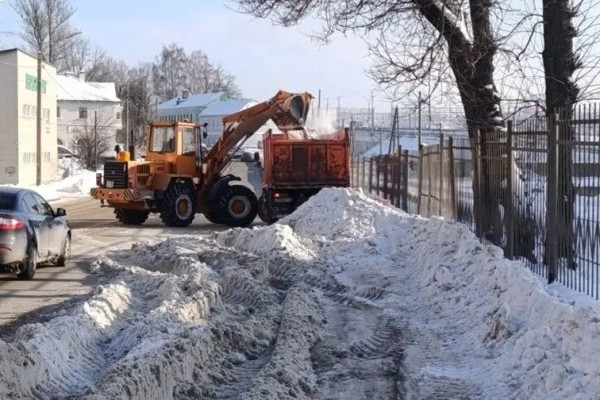 Смоленскавтодор продолжает убирать и вывозить снег
