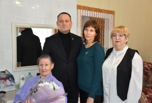 Жительница Демидовского округа Ирина Ефимова получила знак «Жителю блокадного Ленинграда»