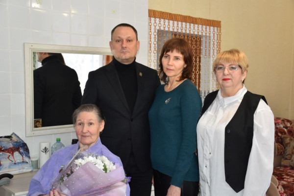 Жительница Демидовского округа Ирина Ефимова получила знак «Жителю блокадного Ленинграда»