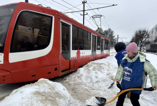 Активисты «Единой России» вышли на субботник после снегопадов