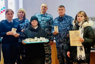 Школьники Сафоновского округа устроили для сотрудников колонии акцию «Блокадный хлеб»