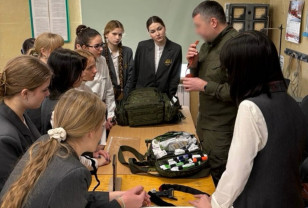 Сотрудники Росгвардии провели урок мужества для смоленских школьников