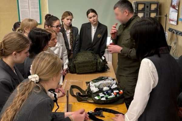 Сотрудники Росгвардии провели урок мужества для смоленских школьников