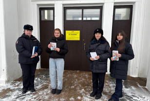 Смоленские транспортные полицейские на железнодорожной станции Гагарин поговорили со взрослыми и детьми о безопасности 