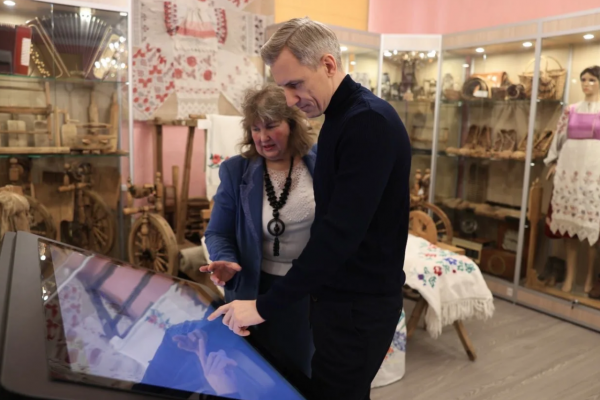 Василий Анохин оценил капитальный ремонт Хиславичской детской школы искусств