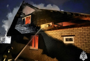 В Смоленске полностью выгорел двухэтажный частный жилой дом