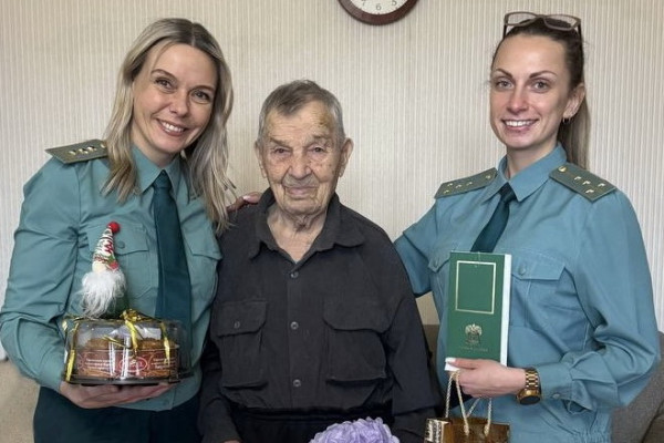 Смоленские таможенники навестили ветерана Великой Отечественной войны Арсения Сухопарова