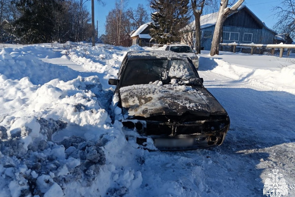 В Холм-Жирковском округе машина загорелась сразу после запуска