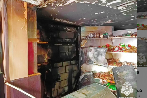 В посёлке Кардымово горел продуктовый магазин