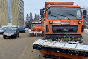 Сегодня Смоленск убирают 35 единиц спецтехники