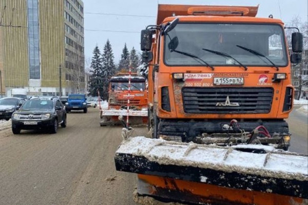 Сегодня Смоленск убирают 35 единиц спецтехники