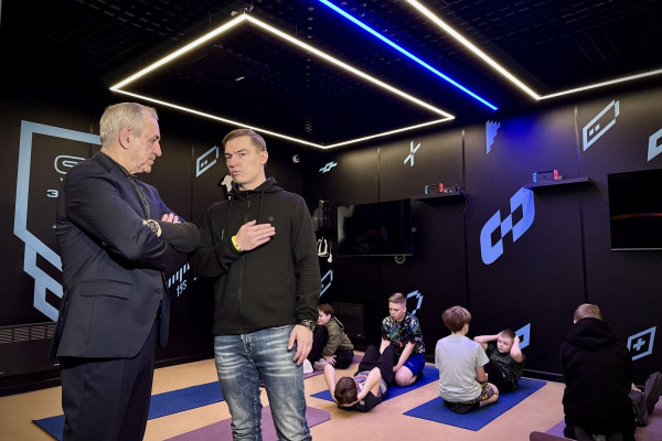 Сергей Неверов посетил фиджитал центр в Смоленске