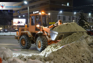 Смоленские коммунальные службы продолжают уборку снега
