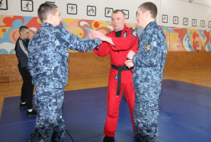 Сотрудники УФСИН прошли мастер-класс по универсальному бою