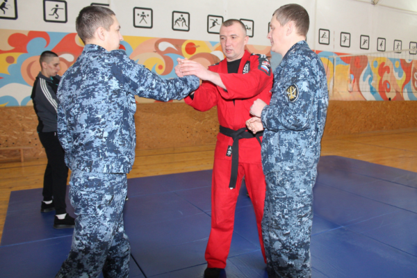 Сотрудники УФСИН прошли мастер-класс по универсальному бою