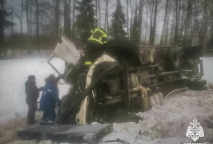 В Смоленской области произошло столкновение двух грузовиков и легкового авто 