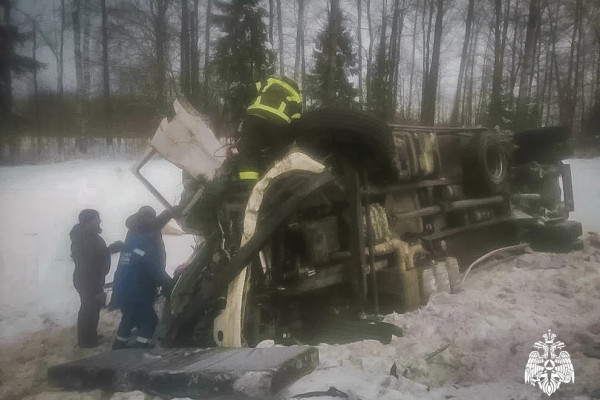 В Смоленской области произошло столкновение двух грузовиков и легкового авто 