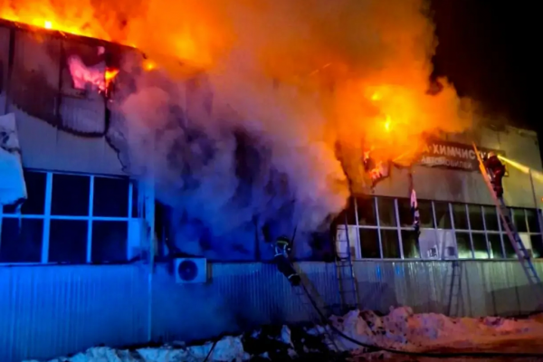 Сегодня ночью в Смоленске горела ремонтная мастерская