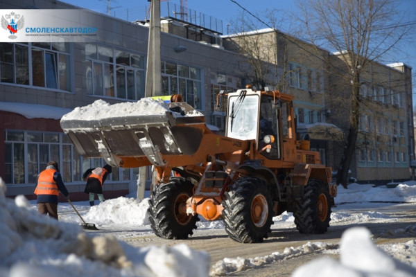 Смоленскавтодор вывозит снег с магистралей города
