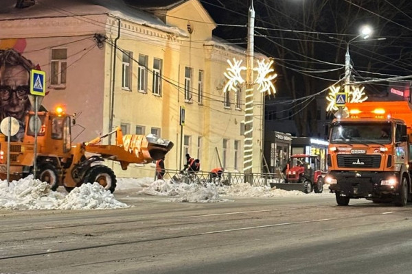 Ночью Смоленск убирали 52 единицы спецтехники