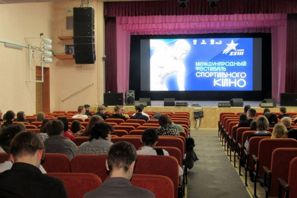 Смолянам в рамках проекта «Единой России» показывают спортивные фильмы