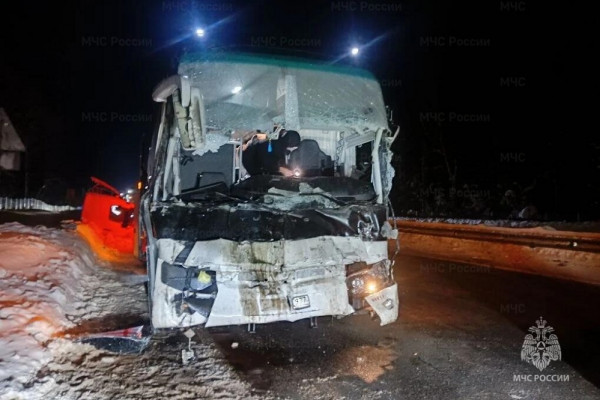 В Вяземском округе на трассе М-1 столкнулись грузовик и автобус