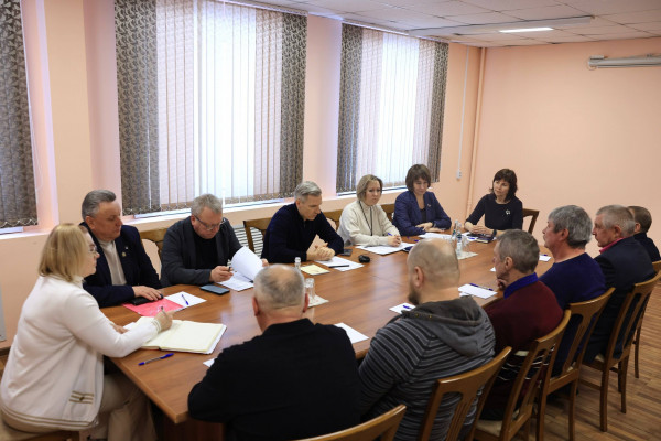 Василий Анохин встретился с ветеранами СВО и их родными в Монастырщинском округе