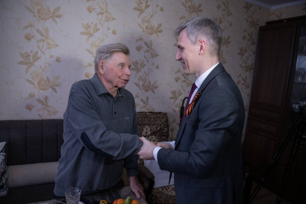Василий Анохин поздравил со 100-летним юбилеем смоленского ветерана Владимира Лаптинского