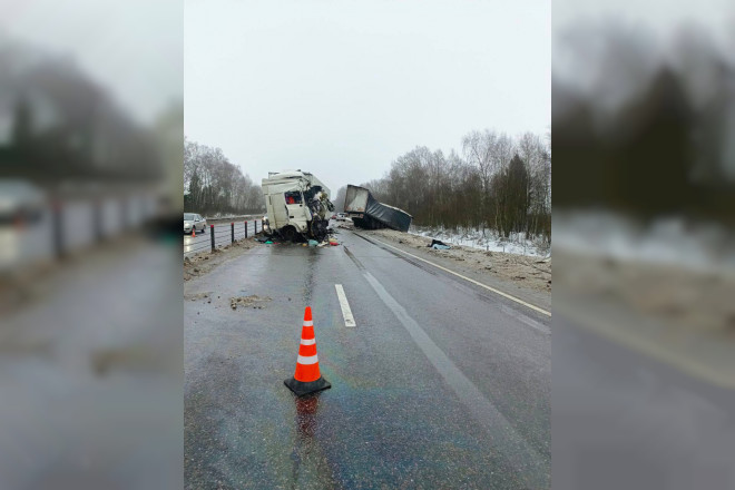 Стали известны подробности смертельной аварии с двумя большегрузами в Смоленской области