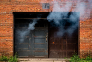 В Вязьме спасатели тушили пожар в гаражном кооперативе