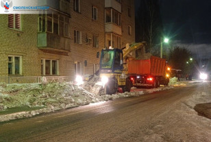 В Смоленске прошла уборка снега на улице Соболева