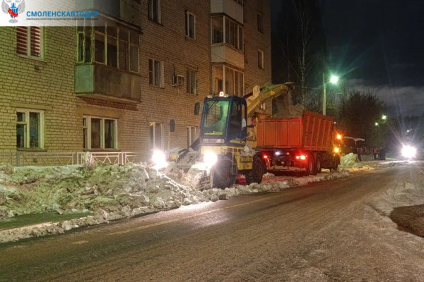 В Смоленске прошла уборка снега на улице Соболева