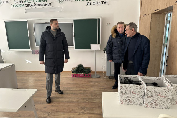 Артём Туров проинспектировал ход ремонта школ Смоленской области