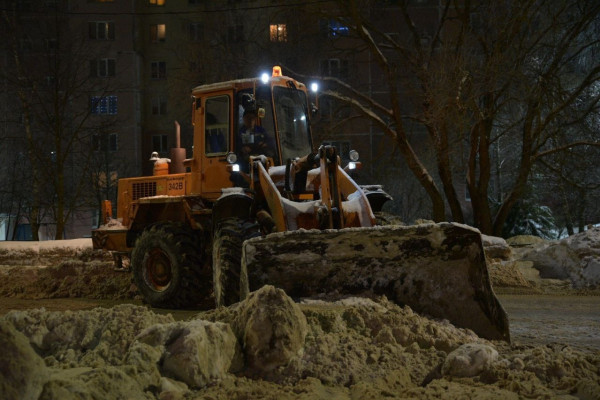 На нескольких улицах Смоленска временно ограничат парковку для уборки снега