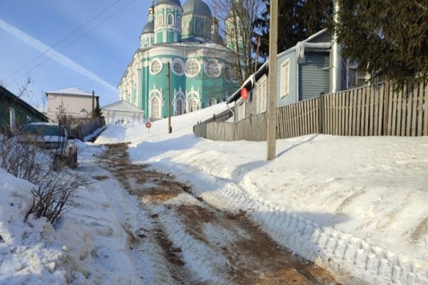 Улицы Смоленска обрабатывают противогололёдными материалами