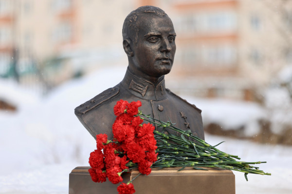 В Смоленске увековечили память Героя России Артёма Иванова