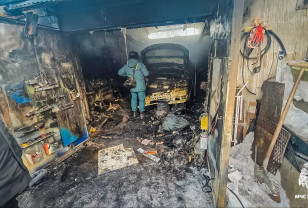 Гараж с машиной сгорел в Смоленске