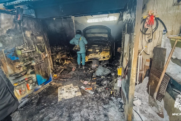 Гараж с машиной сгорел в Смоленске