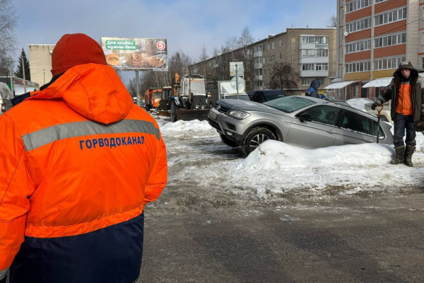 В Смоленске парковка на газоне обернулась коммунальной аварией