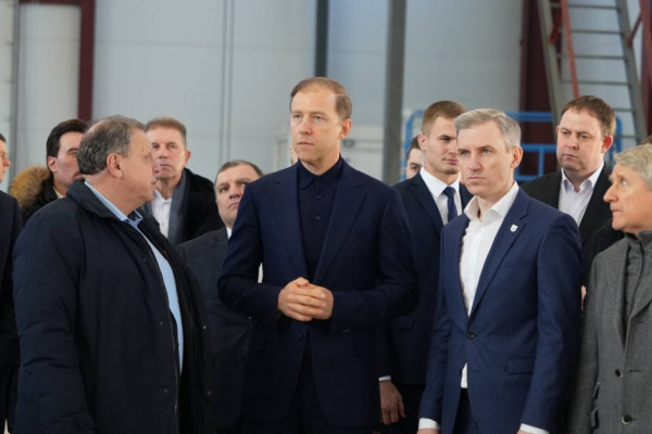 Василий Анохин поздравил с днём рождения первого заместителя Председателя Правительства РФ Дениса Мантурова