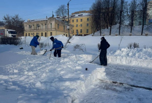 В Смоленске активисты «Единой России» расчистили от снега территорию у ДК железнодорожников