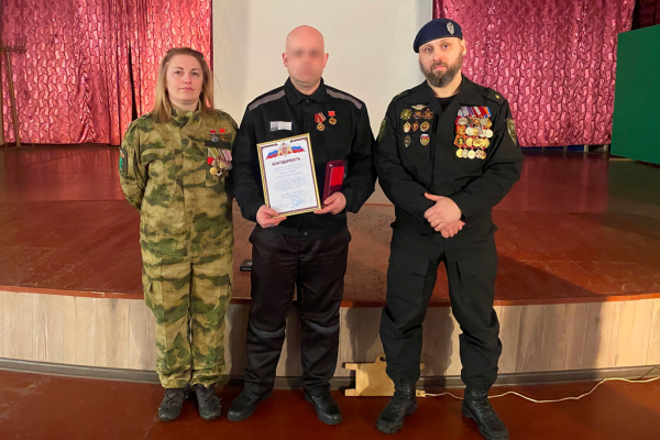В смоленской колонии осуждённому вручили медаль за помощь участникам СВО