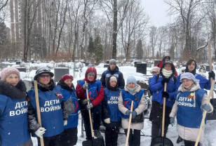 Активисты «Единой России» расчистили от снега Братское захоронение в Смоленске
