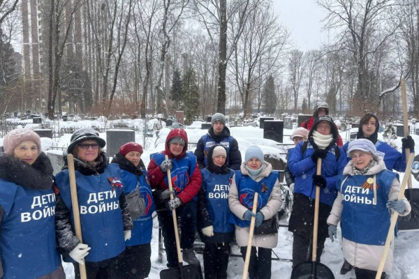 Активисты «Единой России» расчистили от снега Братское захоронение в Смоленске
