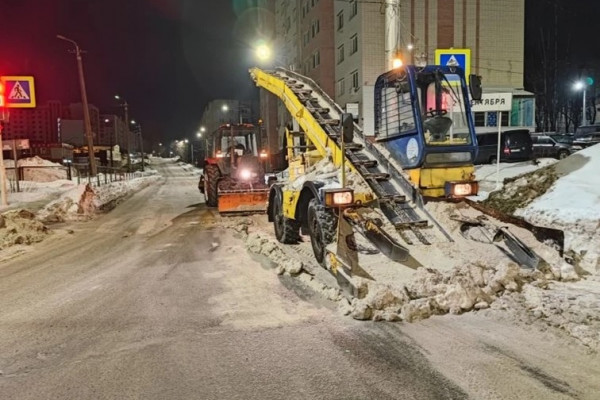 Ночью Смоленск убирали 44 единицы техники и 70 человек