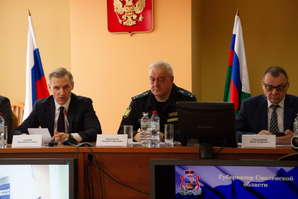 Василий Анохин вручил судебным приставам награды правительства Смоленской области