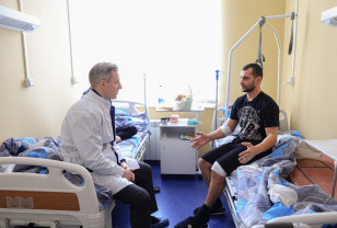 Василий Анохин навестил в больнице пострадавшего в результате атаки БПЛА на смоленское предприятие