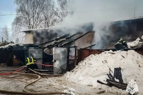 В Смоленской области пожар уничтожил четыре гаража и две легковушки